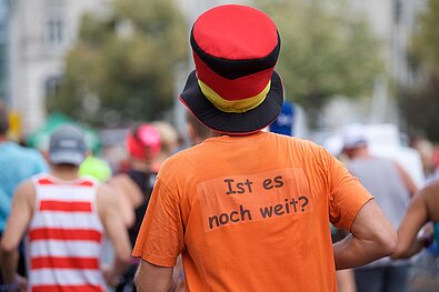 BMW Berlin Marathon 2018 BMW Berlin Marathon 2018: Zuschauer mit Deutschland Hut und T-Shirt mit Aufschrift