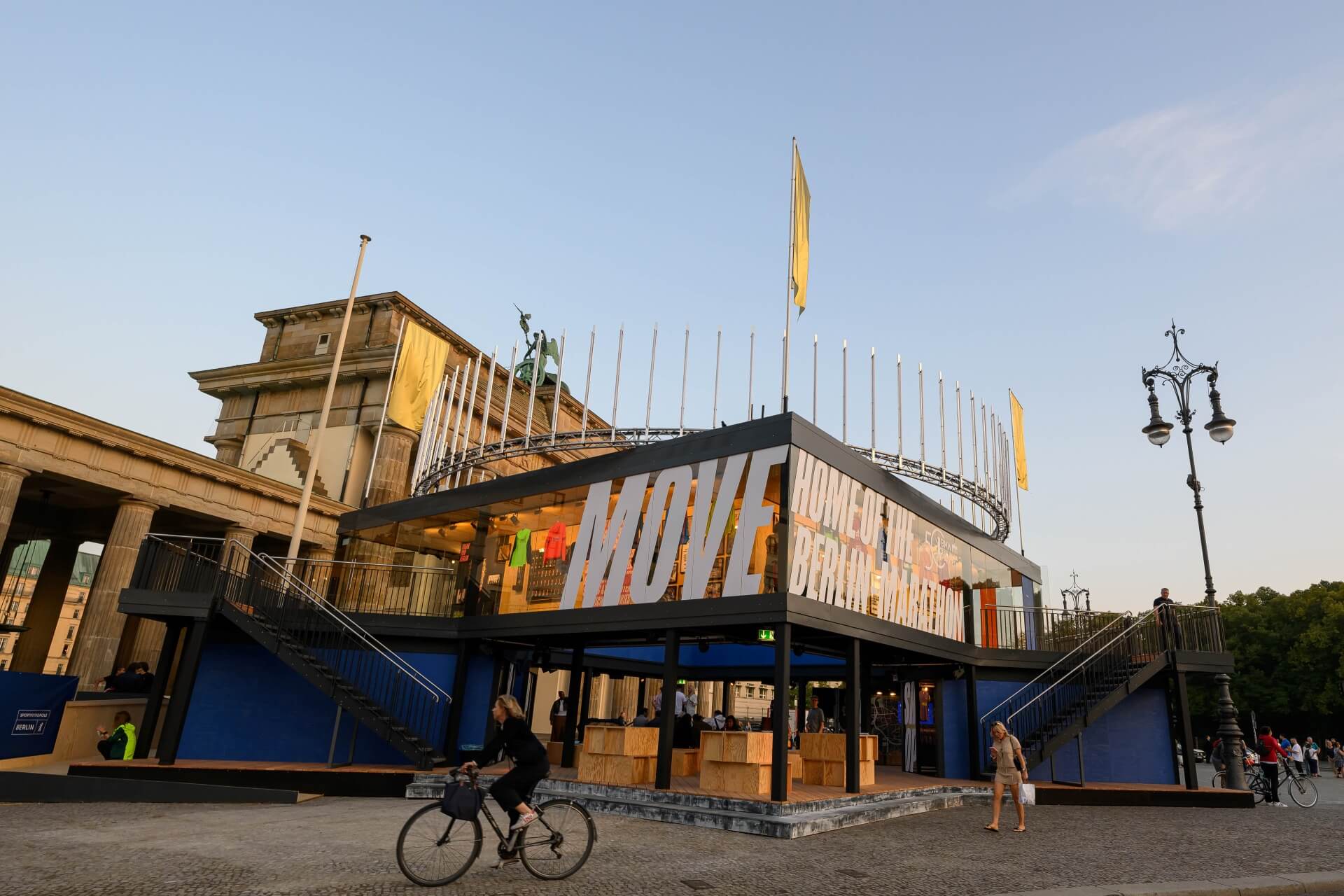 Zweigeschossiger Pavilllon „MOVE – Home of the BERLIN-MARATHON“ auf dem Platz am Brandenburger Tor