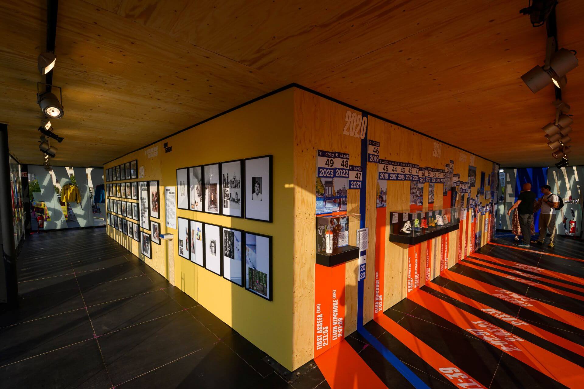 Fotoausstellung UNSEEN innerhalb des MOVE-Pavillon