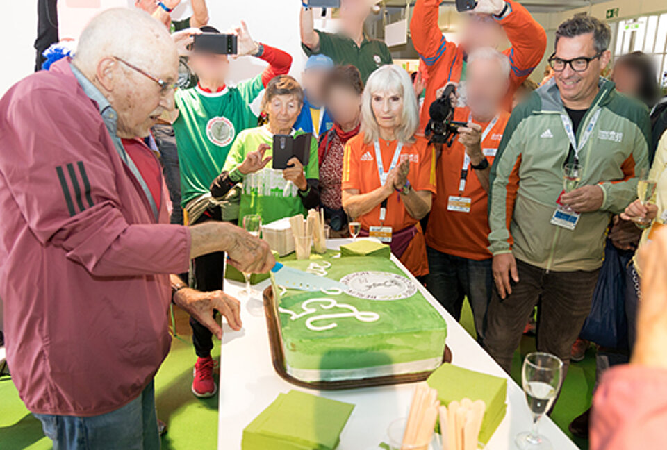 BMW BERLIN-MARATHON 2022: Cake cutting with Horst Milde © SCC Events