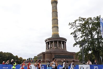 BMW Berlin Marathon 2019: Läufer und Zuschauer vor der Siegessäule