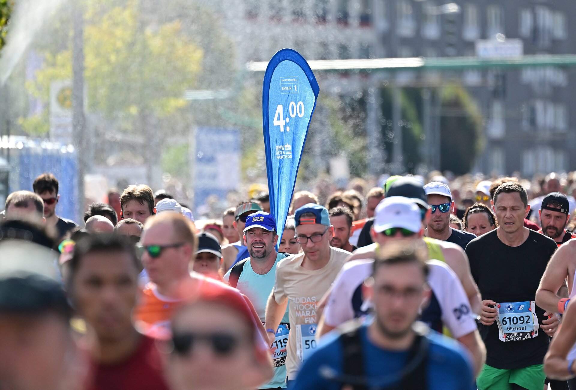 BMW BERLIN-MARATHON Pacemaker: Männlicher Zugläufer in mitten des Teilnehmerfeldes © SCC EVENTS