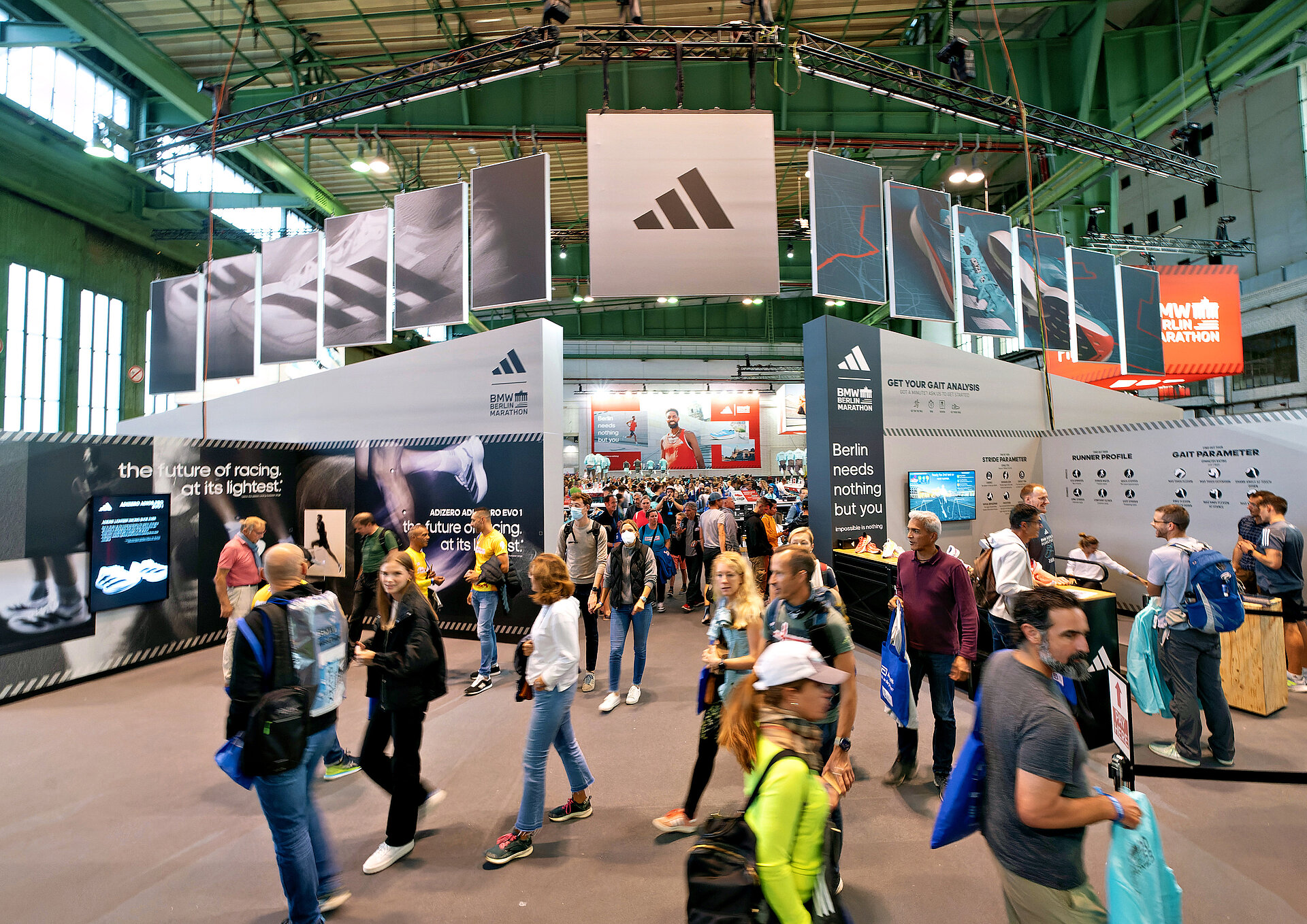 BMW BERLIN-MARATHON EXPO 2023: Sports Community and starting documents for the race © SCC EVENTS / Christian Lietzmann