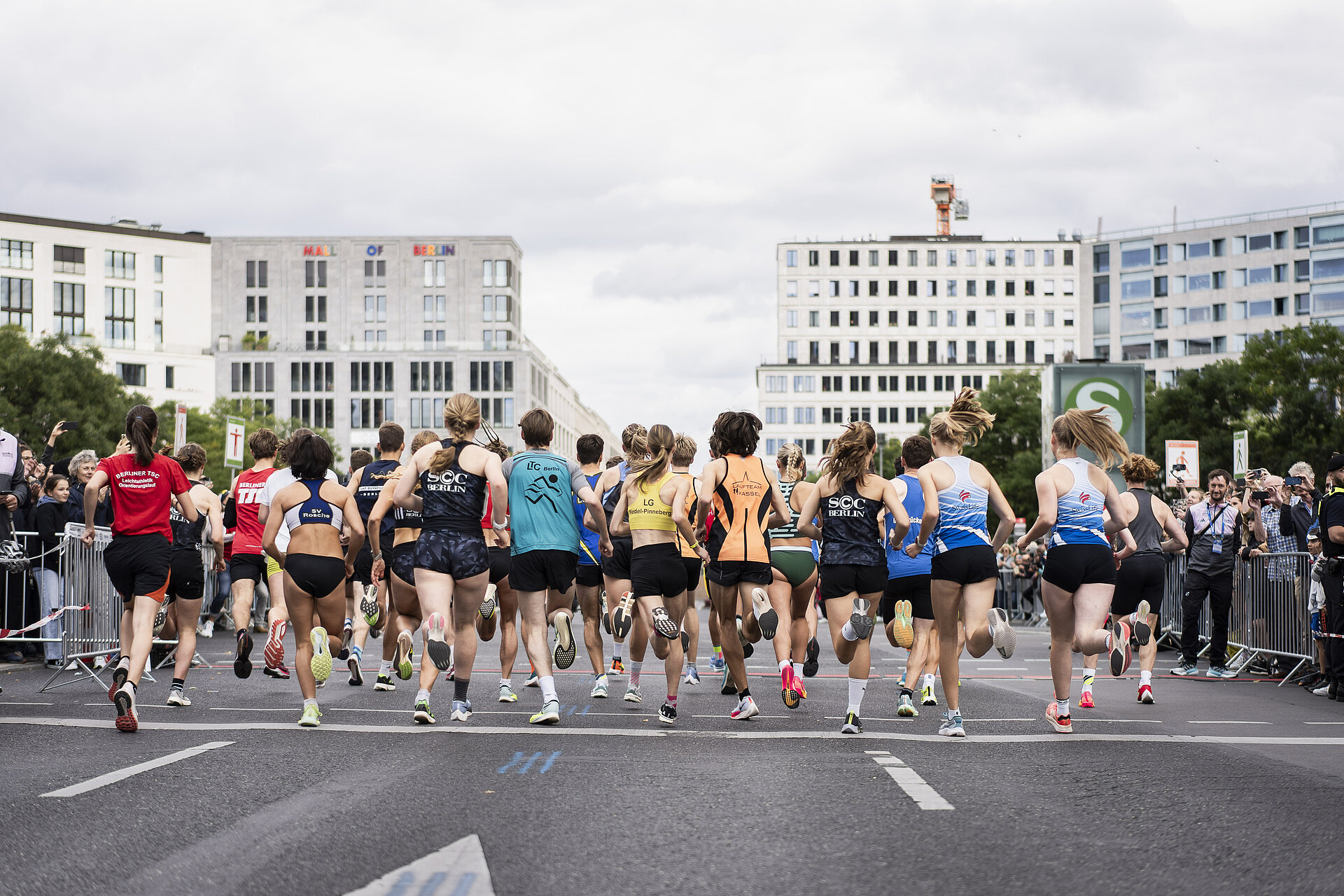 BMW BERLIN-MARATHON R5K: Field of participants runs past the crowd © SCC EVENTS / Sebastian Wells