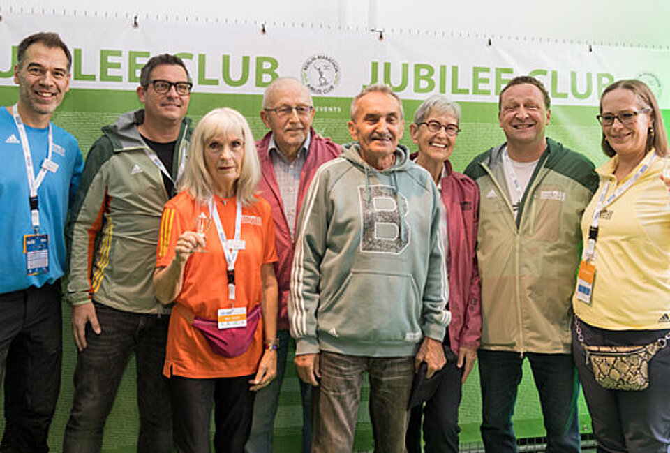 BMW BERLIN-MARATHON 2022: SCC department heads Simone and Martin, SCC managing directors Jürgen Look and Christian Jost with Heinz and Regina Sowinski, Sabine Fimmel Wilfried Köhnke © SCC Events