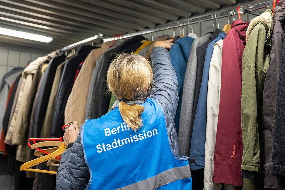 BMW BERLIN-MARATHON: Mitarbeiterin der Berliner Stadtmission sortiert Jacken im Lager © SCC EVENTS