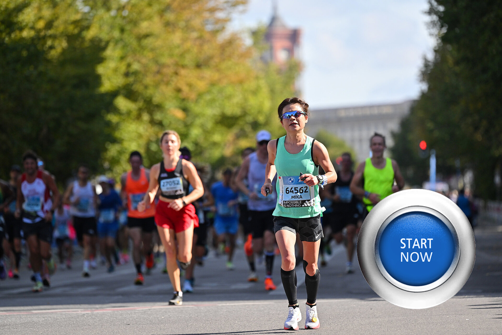 BERLIN-MARATHON Verlosung: Weibliche Läuferin an der Spitze einer Teilnehmergruppe © SCC EVENTS / Petko Beier