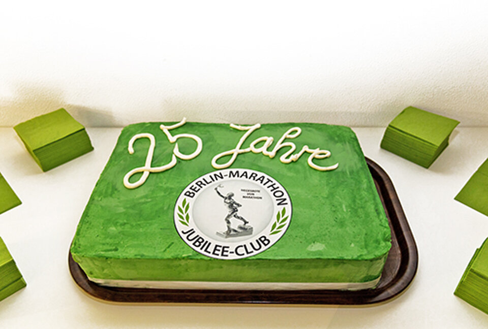 BMW BERLIN-MARATHON 2022: Torte zum 25. Jubilaeum des Jubilee-Clubs © SCC Events