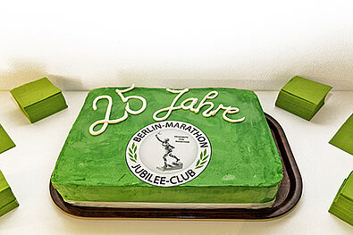 BMW BERLIN-MARATHON 2022: Torte zum 25. Jubilaeum des Jubilee-Clubs © SCC Events