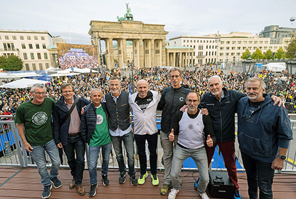 BMW BERLIN-MARATHON 2022: Meet the Legends 2022 group photo © Leichtathletik Berlin