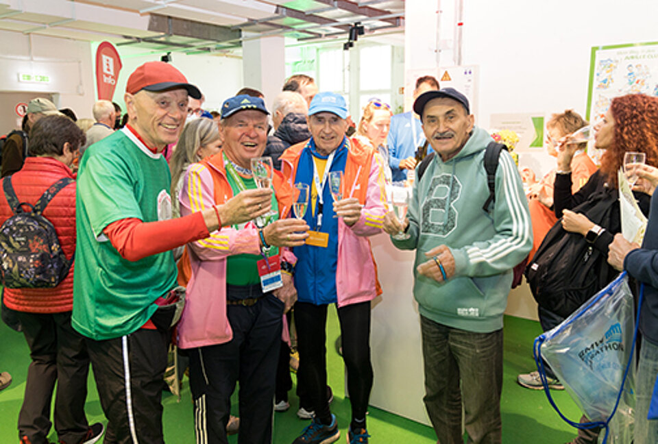 BMW BERLIN-MARATHON 2022: Toast at the Jubilee Club with Bernd Hübner, Günter Hallas and Wolfgang Paech, among others © SCC Events