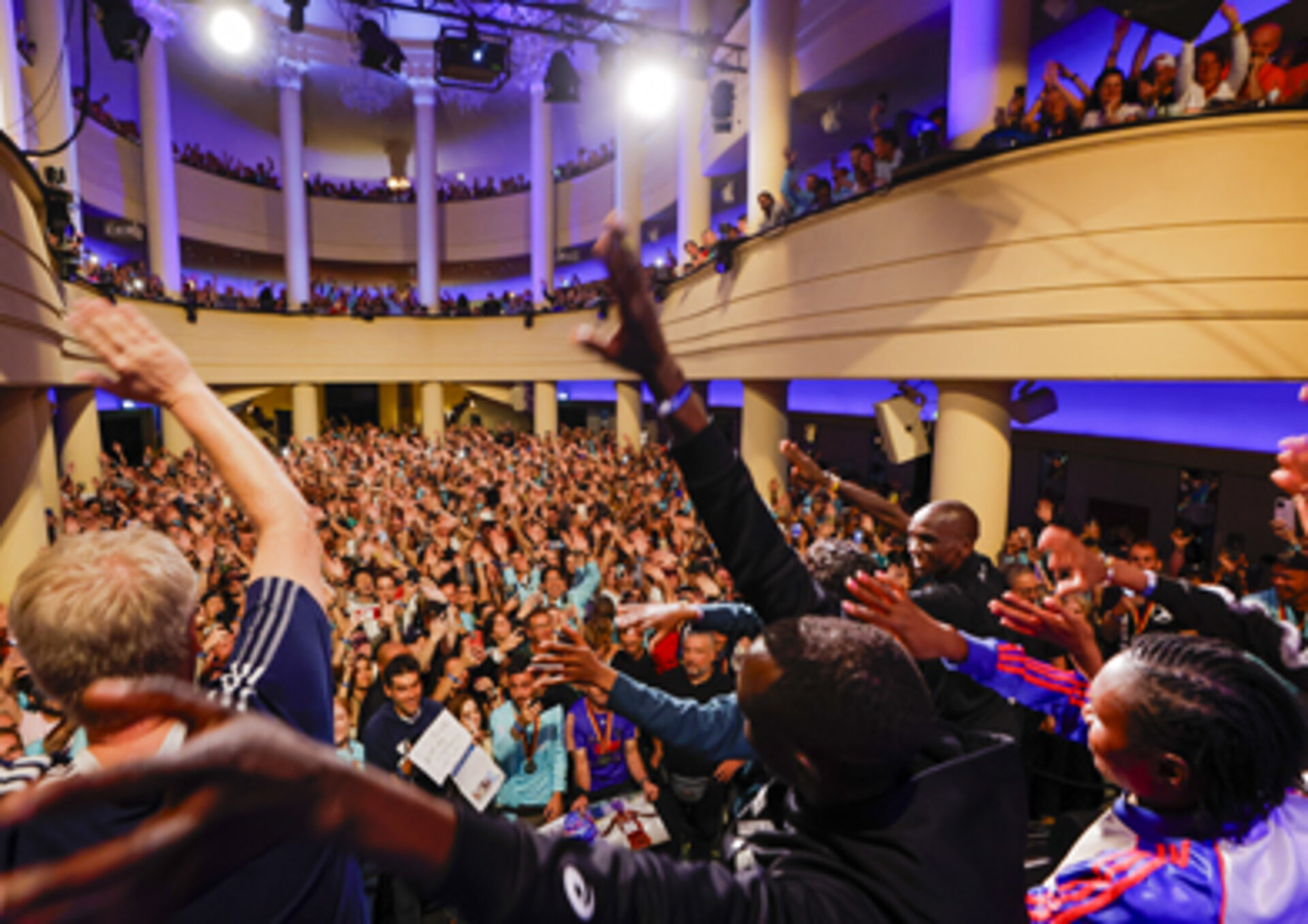 BMW BERLIN-MARATHON: Closing party - Eliud Kipchoge bathes in the crowd © SCC EVENTS / Jean-Marc Wiesner