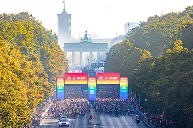 BMW Berlin Marathon 2021: Mass start of the runners, the Brandenburg Gate in the background