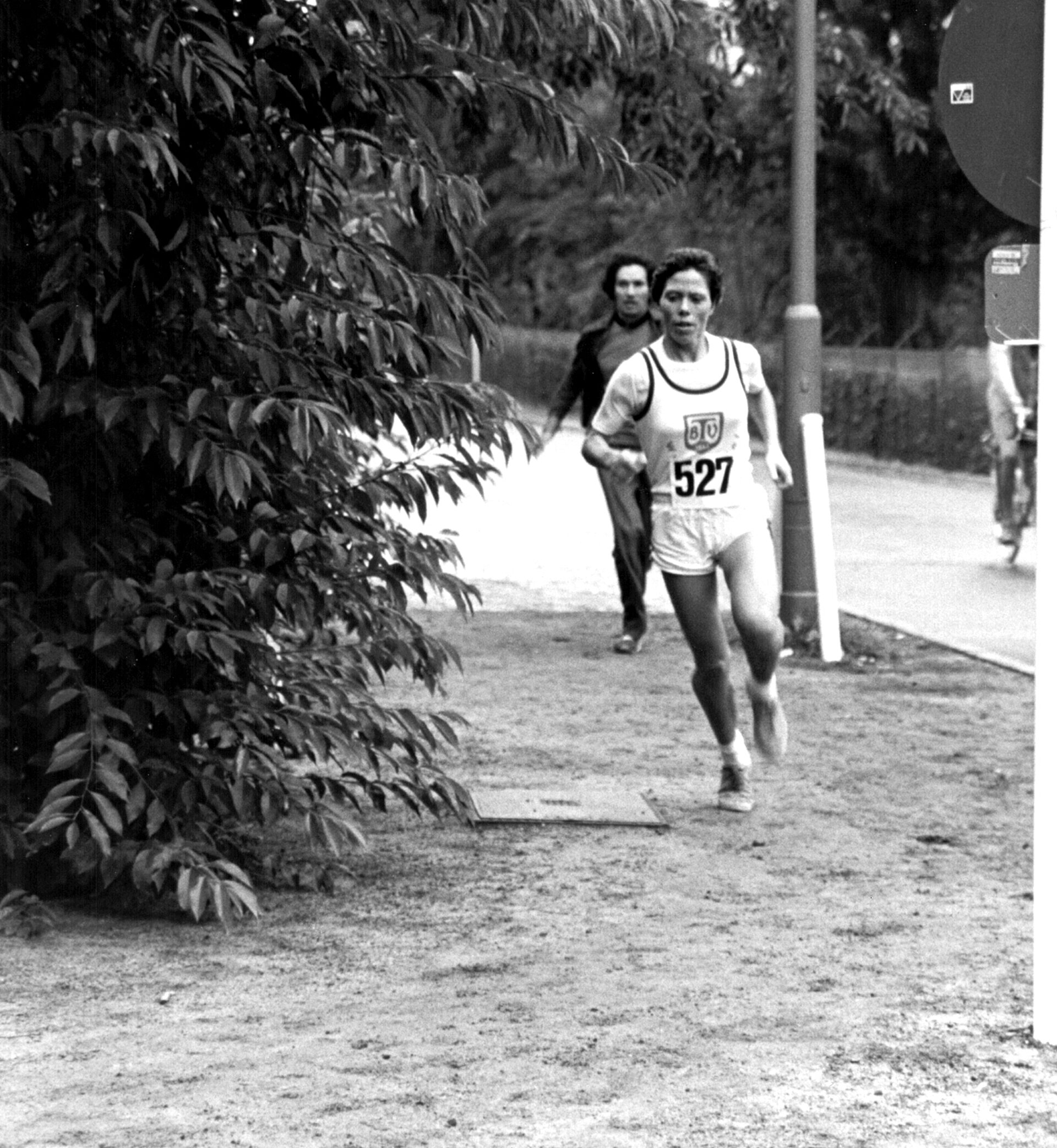 BMW BERLIN-MARATHON 1977: Christa Vahlensieck auf der Strecke © SCC EVENTS