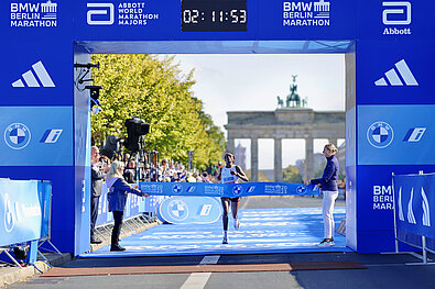 Assefa first woman of BMW BERLIN-MARATHON 2023 crossing the finish line