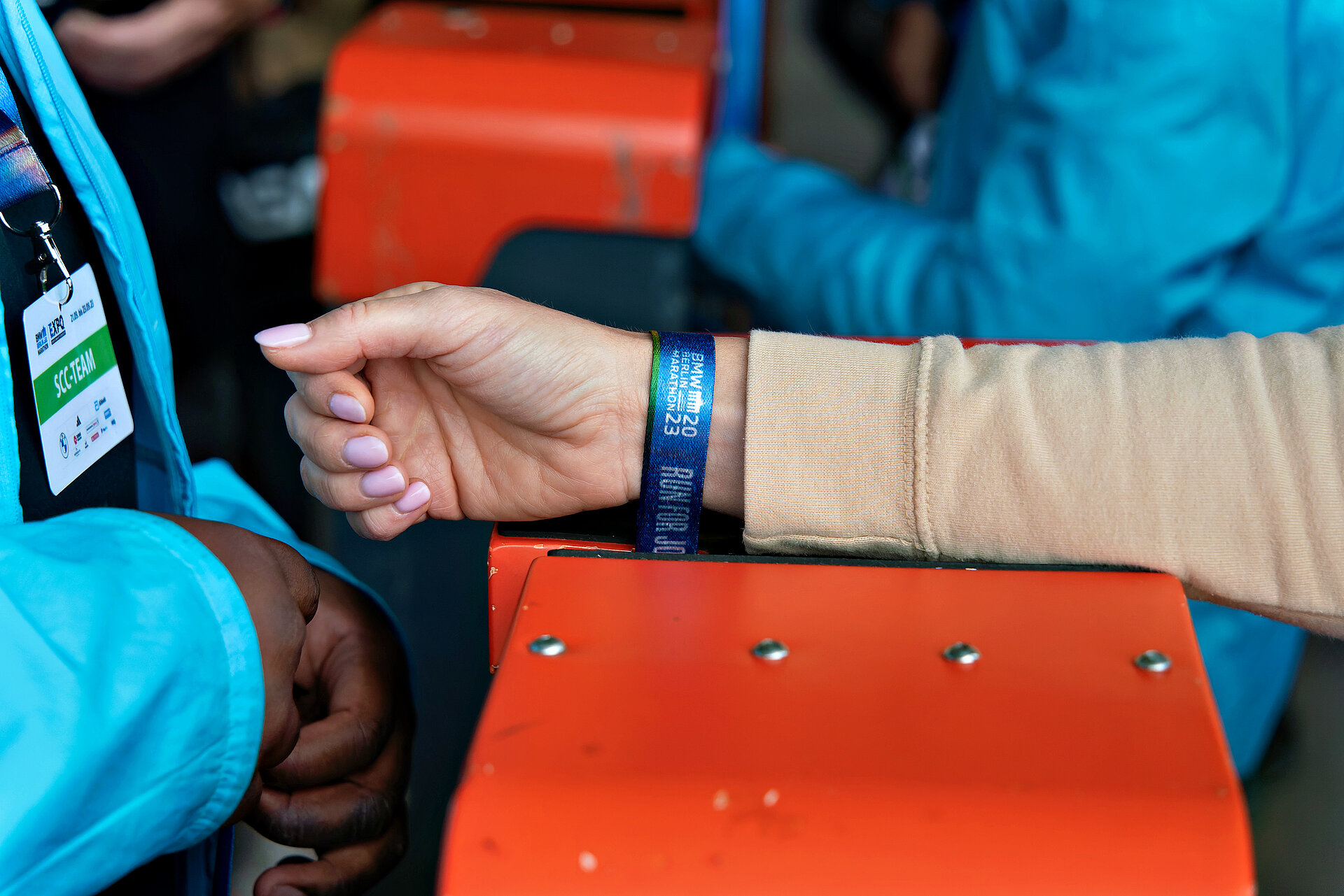 BMW BERLIN-MARATHON: Participation ribbon is put on © Christian Lietzmann - SCC EVENTS