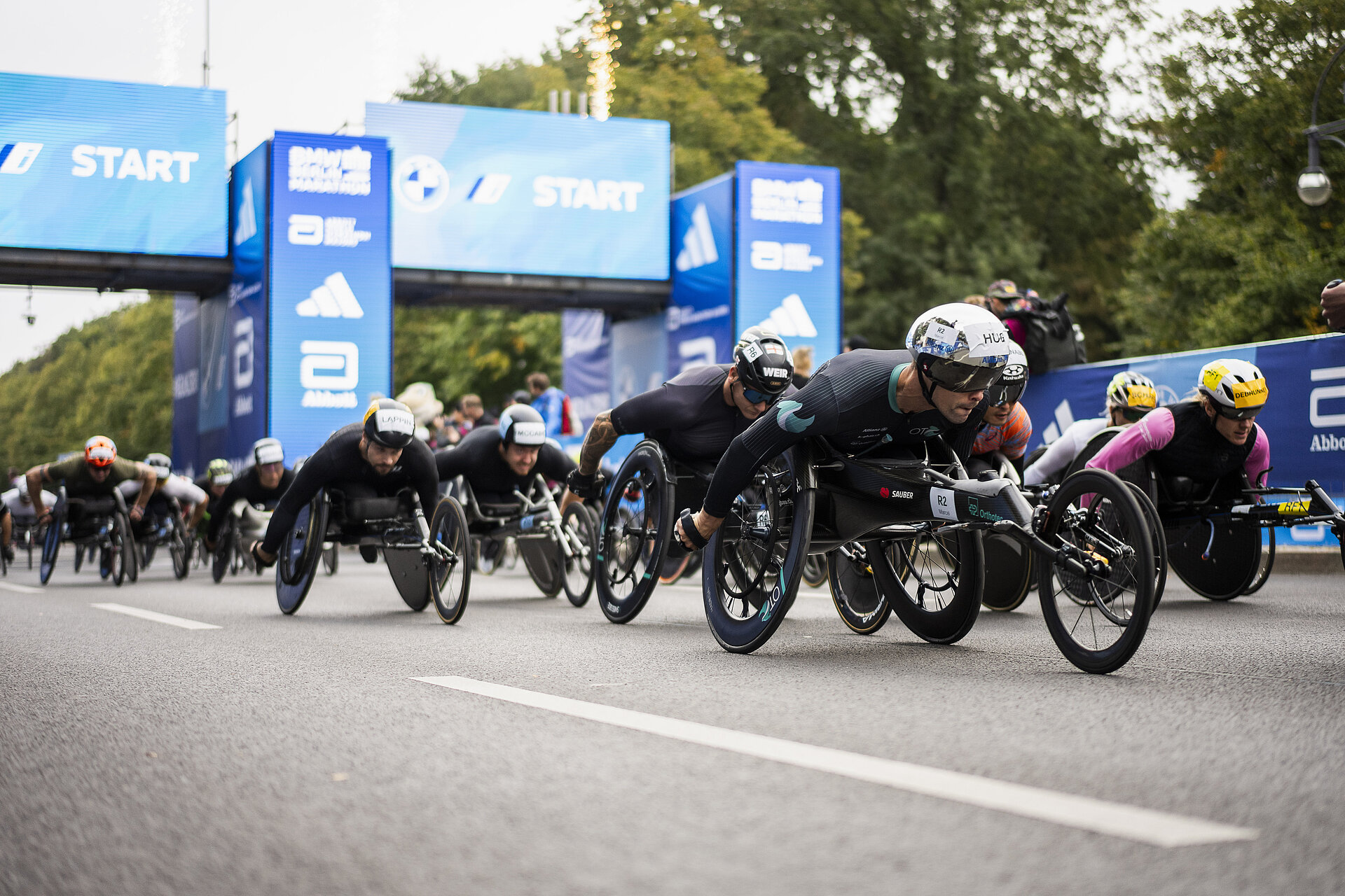 BMW BERLIN-MARATHON: Rollstuhlfahrer:innen am Start © SCC EVENTS / Sebastian Wells