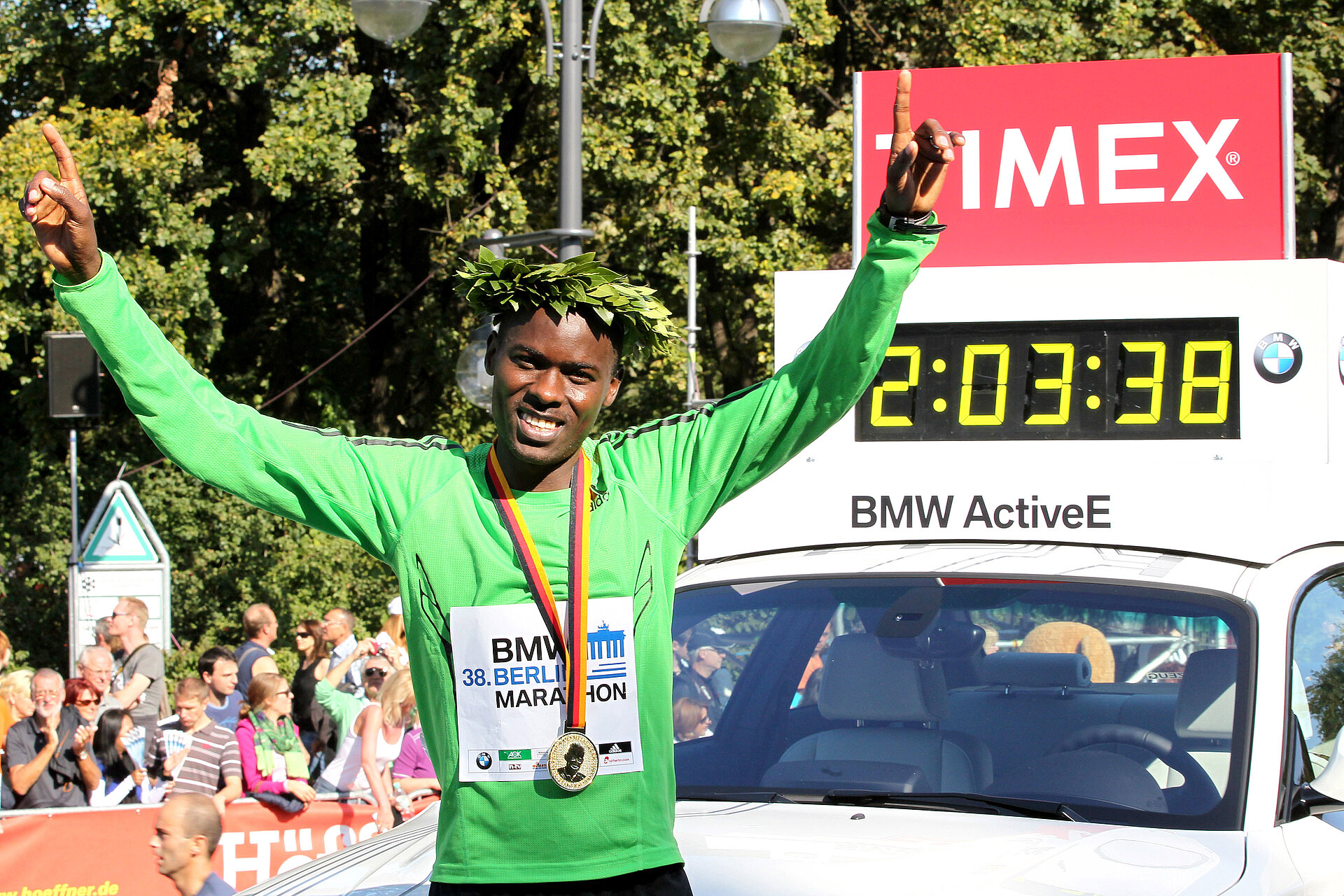 BMW BERLIN-MARATHON 2011: Sieger Patrick Makau vor dem Führungsfahrzeug, welches die Weltrekordzeit anzeigt © SCC EVENTS