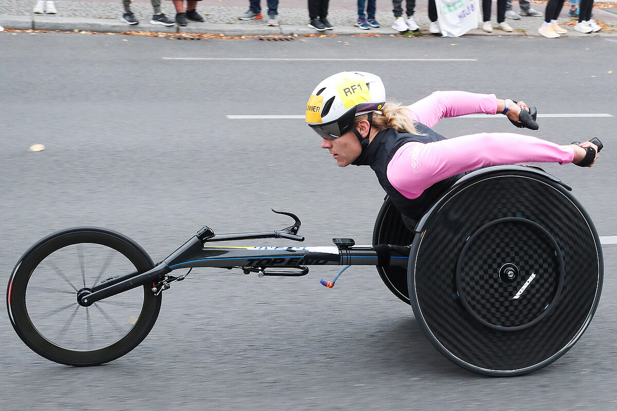 Neuer Weltrekord auch im Rennrollstuhl durch Catherine Debrunner beim BMW BERLIN-MARATHON 2023 © SCC EVENTS / Victah Sailor