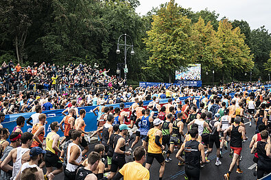 BMW Berlin Marathon 2022: Massenstart des Teilnehmerfeldes