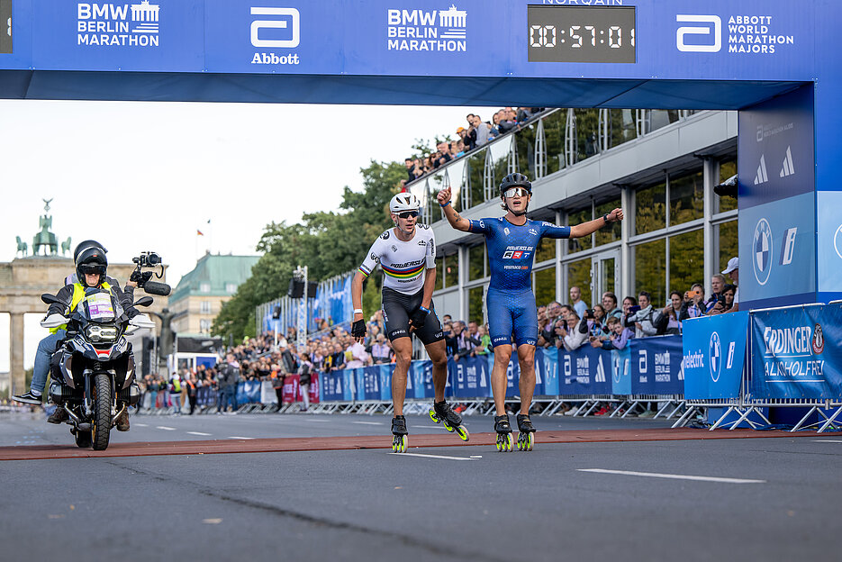 BMW BERLIN-MARATHON: Zieleinlauf beim Inlineskating © SCC EVENTS / camera4