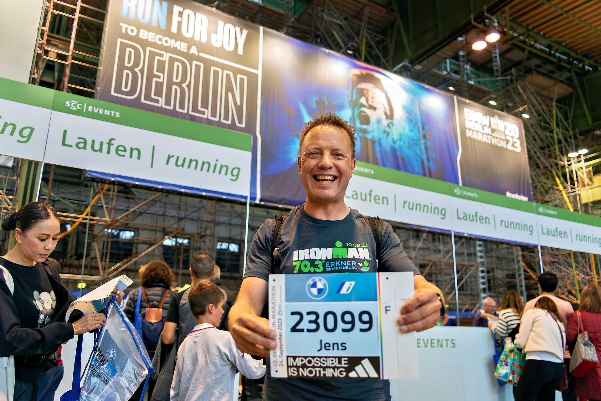 BMW BERLIN-MARATHON: Ein männlicher Teilnehmer mit seinem Kleiderbeutel © SCC EVENTS