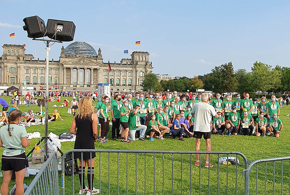 BMW BERLIN-MARATHON 2021: Ehrung neue Jubilee-Club-Mitglieder vorm Reichstag © SCC Events