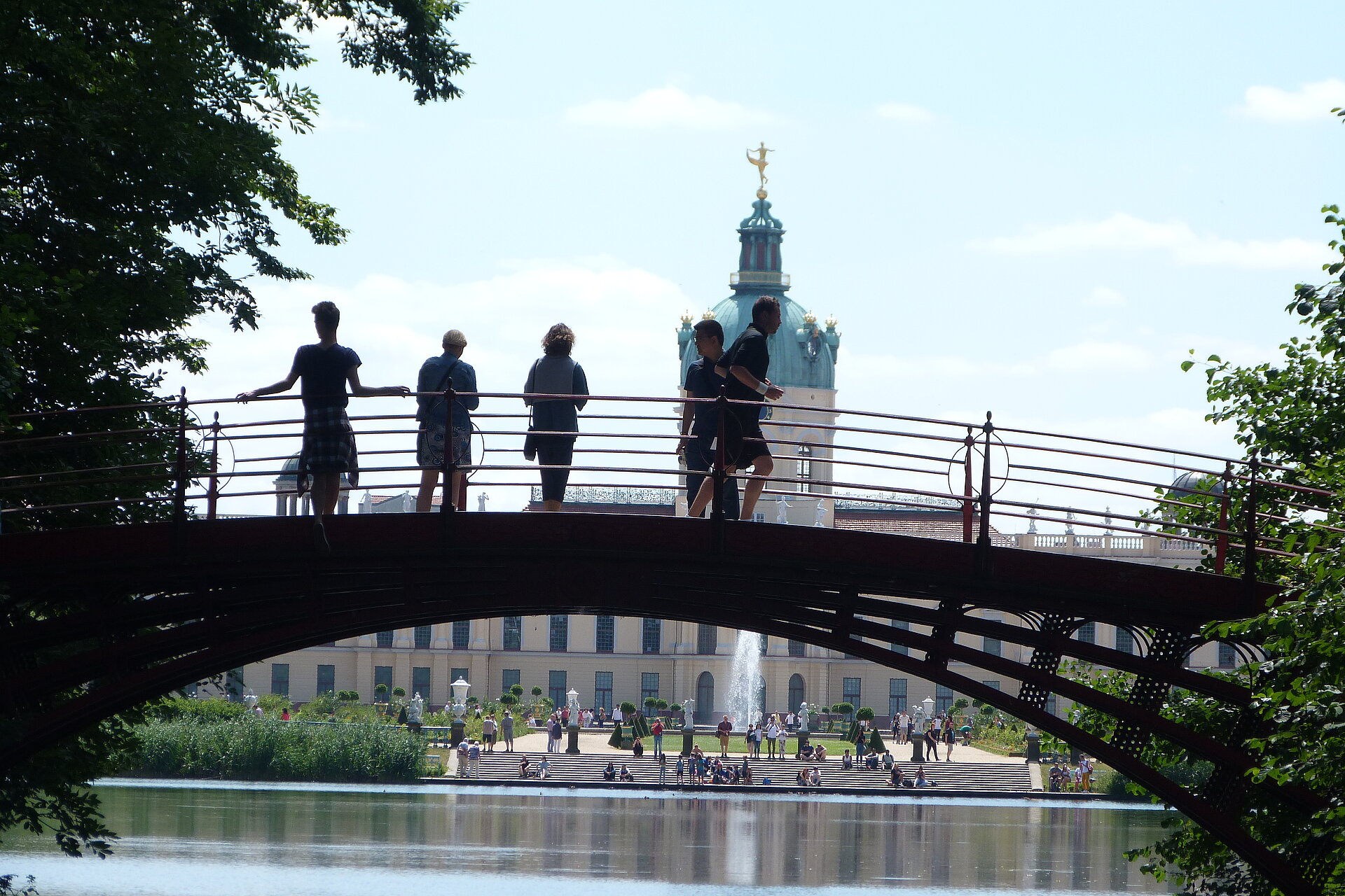 BMW BERLIN-MARATHON: Blick auf das Schloss Charlottenburg vom Schlossgarten aus © SCC Events