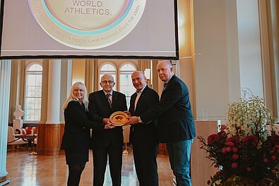 BMW BERLIN-MARATHON: Presentation of the Heritage Plaque - Iris Spranger, Horst Milde, Kai Wegner and Chris Turner © Laura Donath / Senate Chancellery Berlin