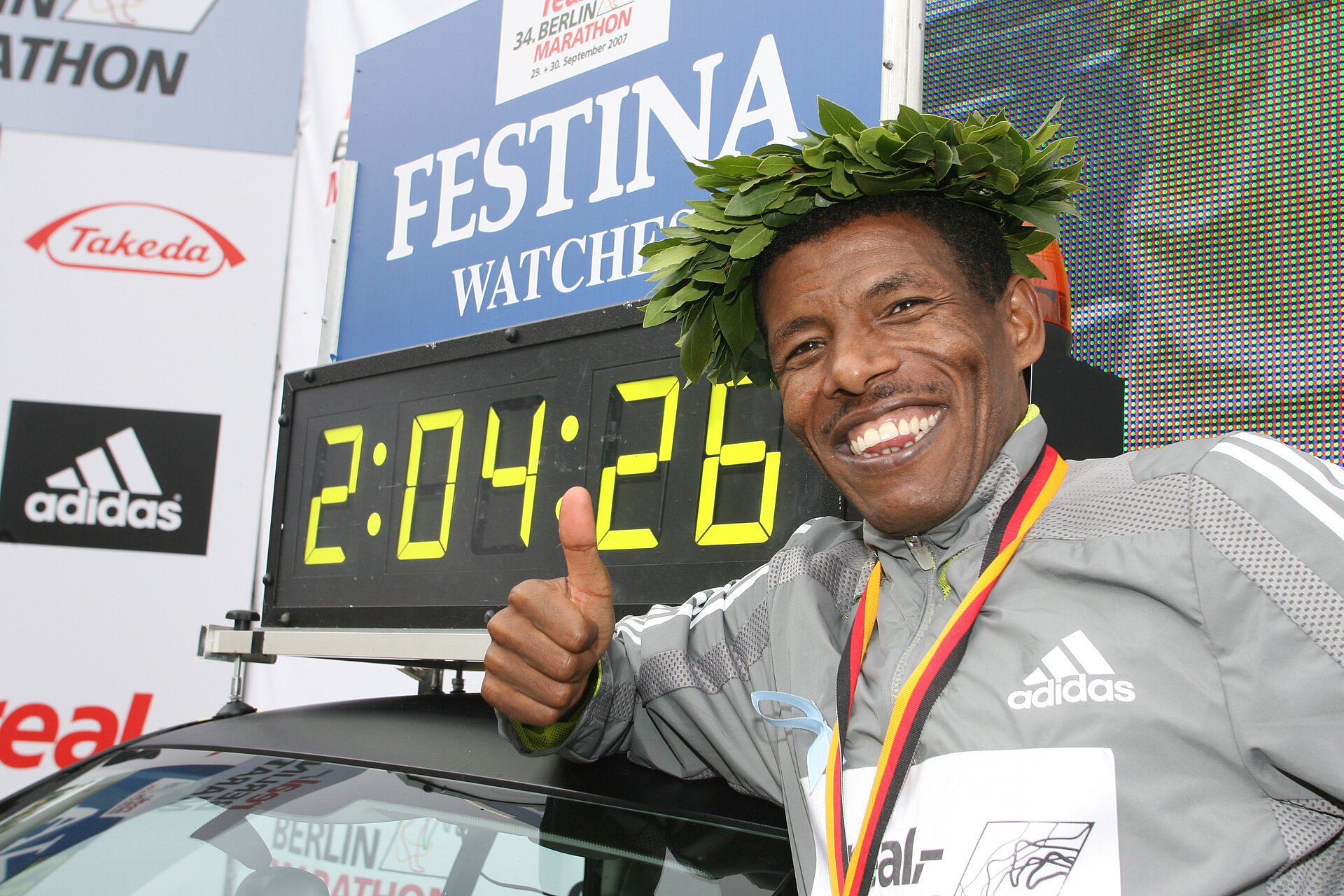 BMW BERLIN-MARATHON 2007: Sieger Haile Gebrselassie zeigt mit Daumen hoch auf seine Weltrekordzeit © SCC EVENTS