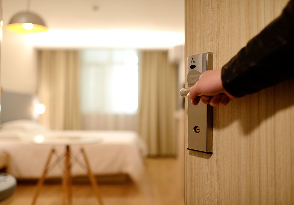 BMW BERLIN-MARATHON: The door of a hotel room is opened © SCC EVENTS / Tilo Wiedensohler