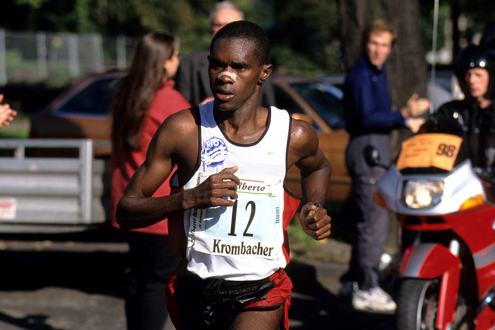 BMW BERLIN-MARATHON 1998: Winner Ronaldo da Costa runs past clapping spectators © SCC EVENTS