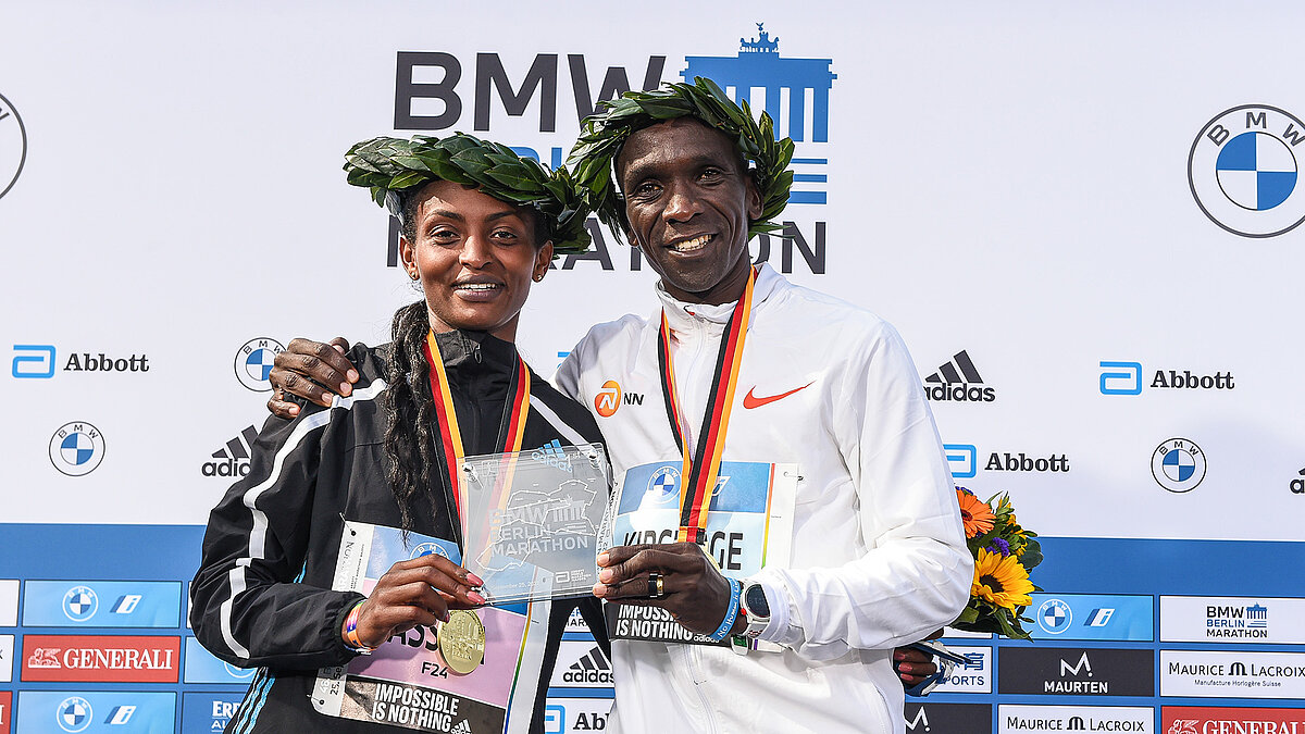 Die Sieger:innen des BMW BERLIN-MARATHON 2023 - Tigst Assefa und Eliud Kipchoge © SCC EVENTS / Jiro Mochizuki