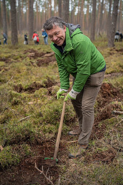 Mann mit Spaten im Wald © Sonja Ritter