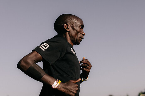 Runner with black Abbott shirt © Abbott