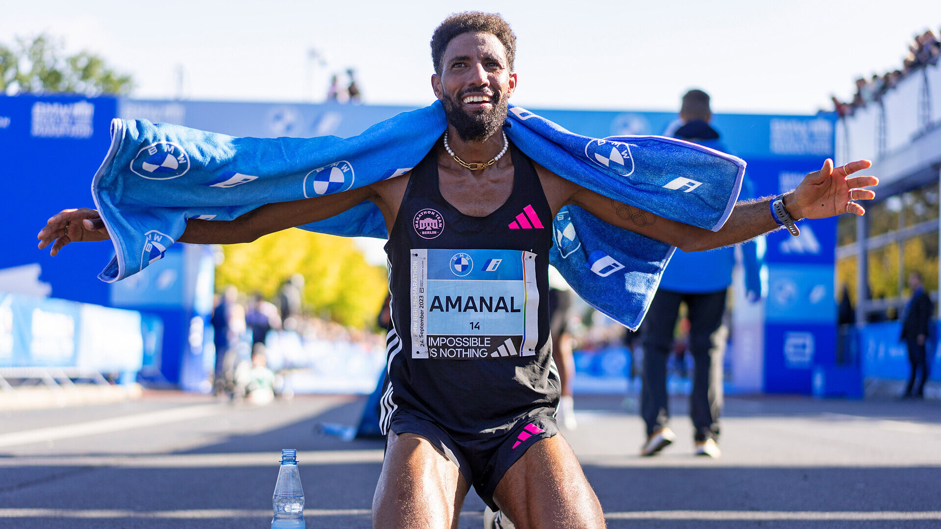 Läufer Amanal glücklich im Ziel © SCC EVENTS /Sebastian Wells 