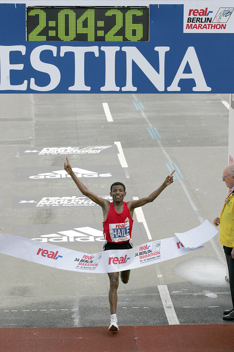 BMW BERLIN-MARATHON: Haile Gebrselassie beim Zieleinlauf © SCC EVENTS