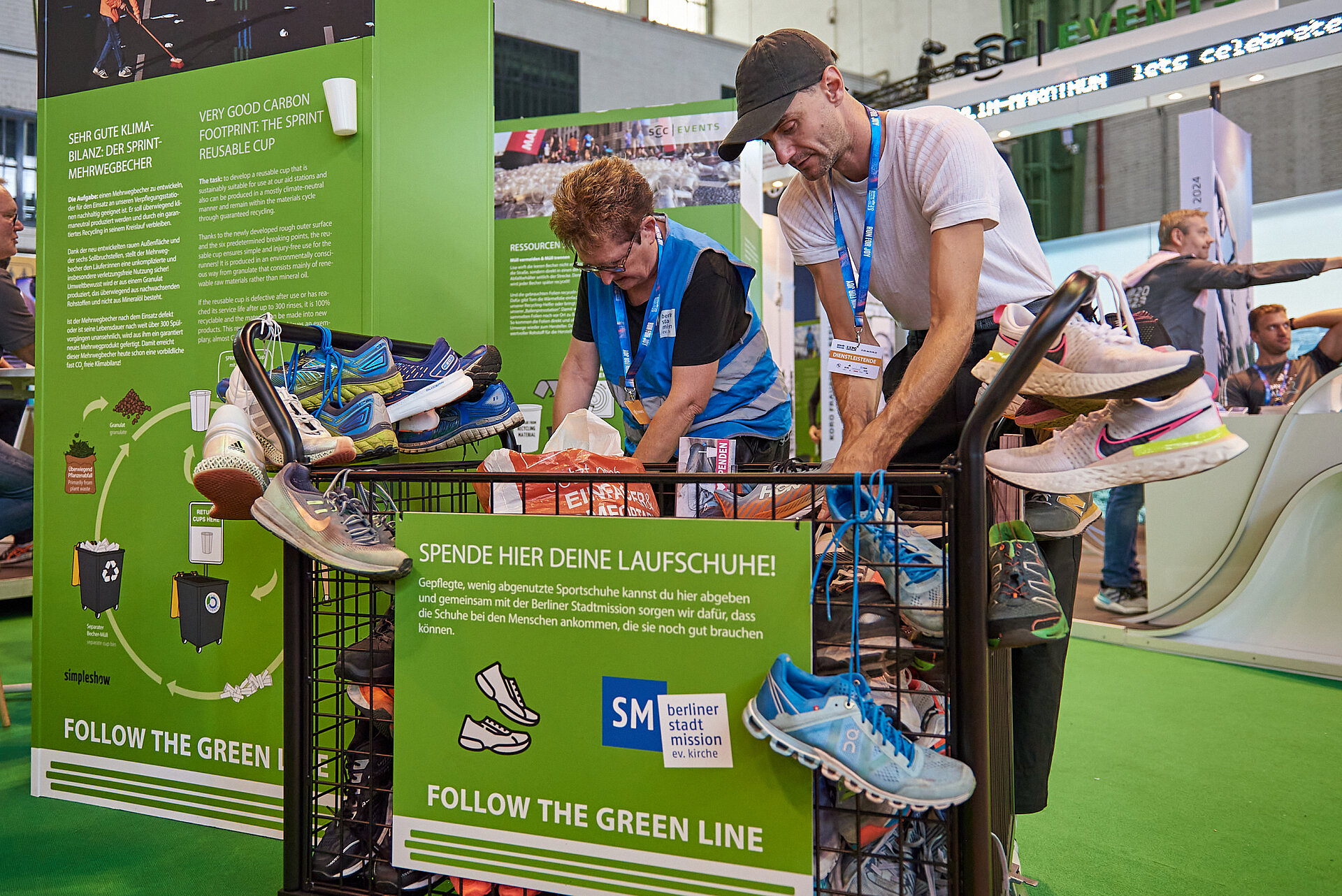 BMW BERLIN-MARATHON: Mitarbeiter der Berliner Stadtmission sammeln und verpacken gespendete Laufschuhe © SCC EVENTS / Steffen Hartz