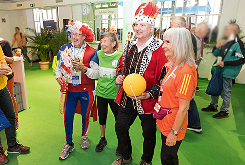 BMW BERLIN-MARATHON 2022: Michel Descombes, Sigrid Eichner Regina Sowinski mit einem König beim Jubilee-Club © SCC Events