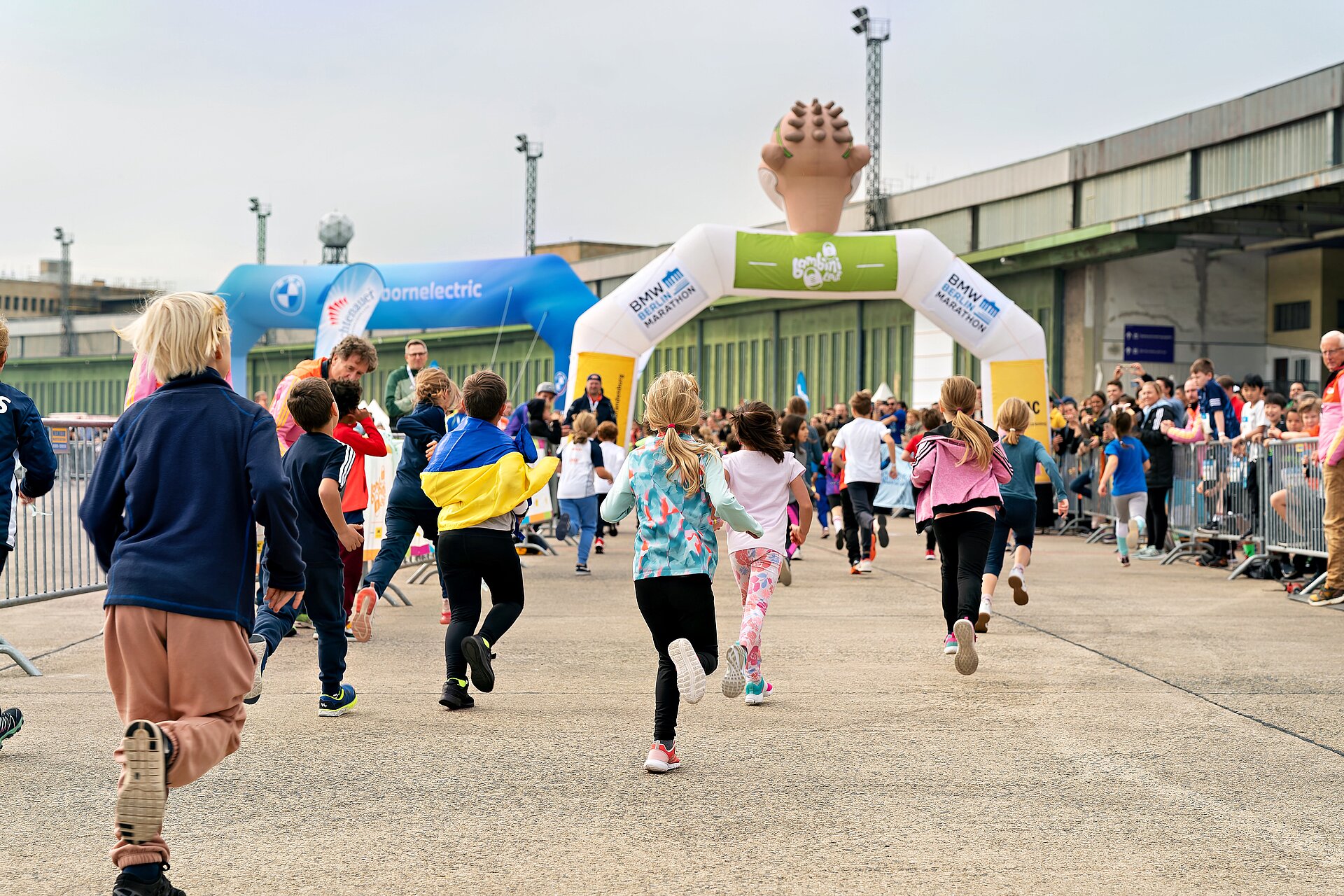 BMW BERLIN-MARATHON: Kinder rennen beim Bambini Lauf dem Ziel entgegen © SCC EVENTS / Christian Lietzmann