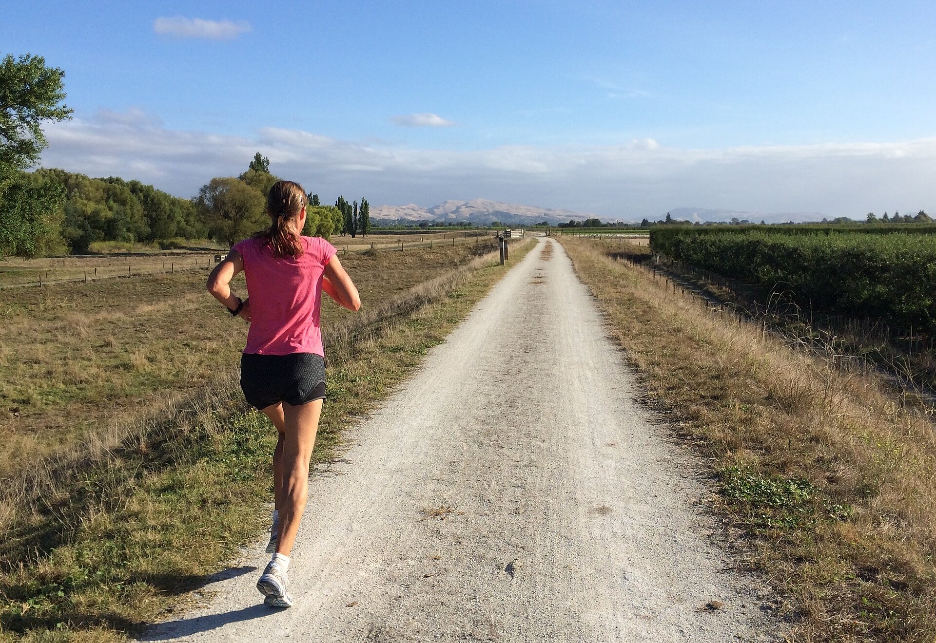 Uta Pippig walks along a path © Uta Pippig