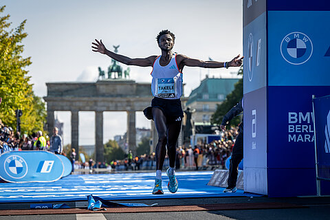 Tadese Takele läuft in Berlin ins Ziel ein © SCC EVENTS Camera4