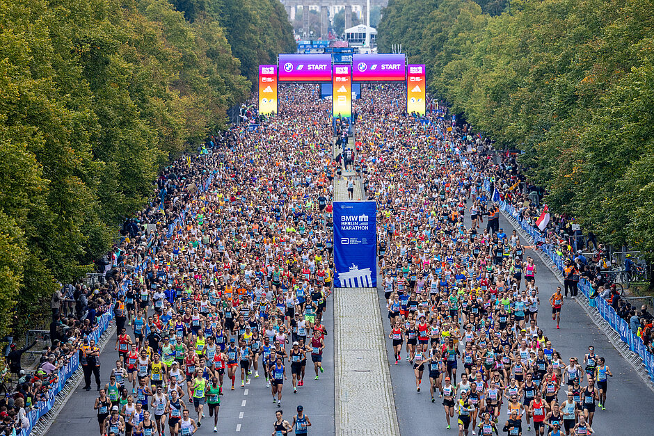 BMW BERLIN-MARATHON: Thousands of runners at the start © SCC EVENTS / Norbert Wilhelmi