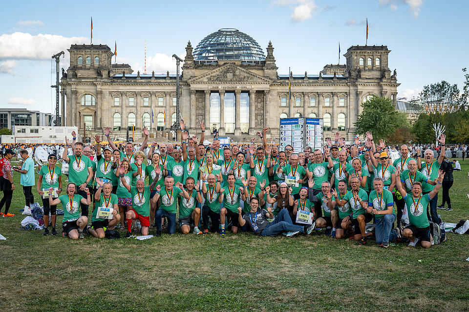 BMW BERLIN-MARATHON 2023: Group picture of the Jubilee Club runners © Leichtathletik Berlin