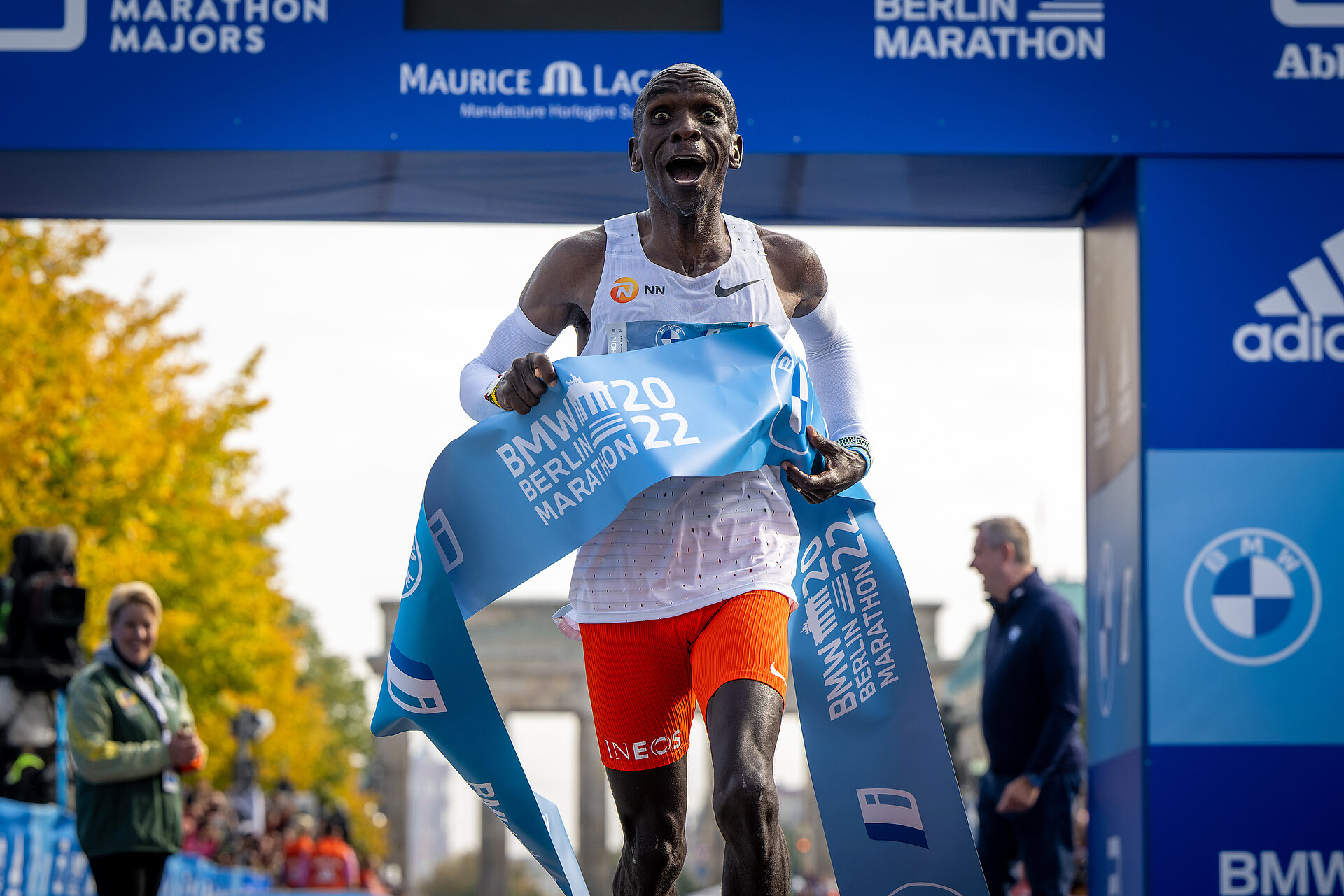 BMW BERLIN-MARATHON: Eliud Kipchoge beim Zieleinlauf © SCC EVENTS