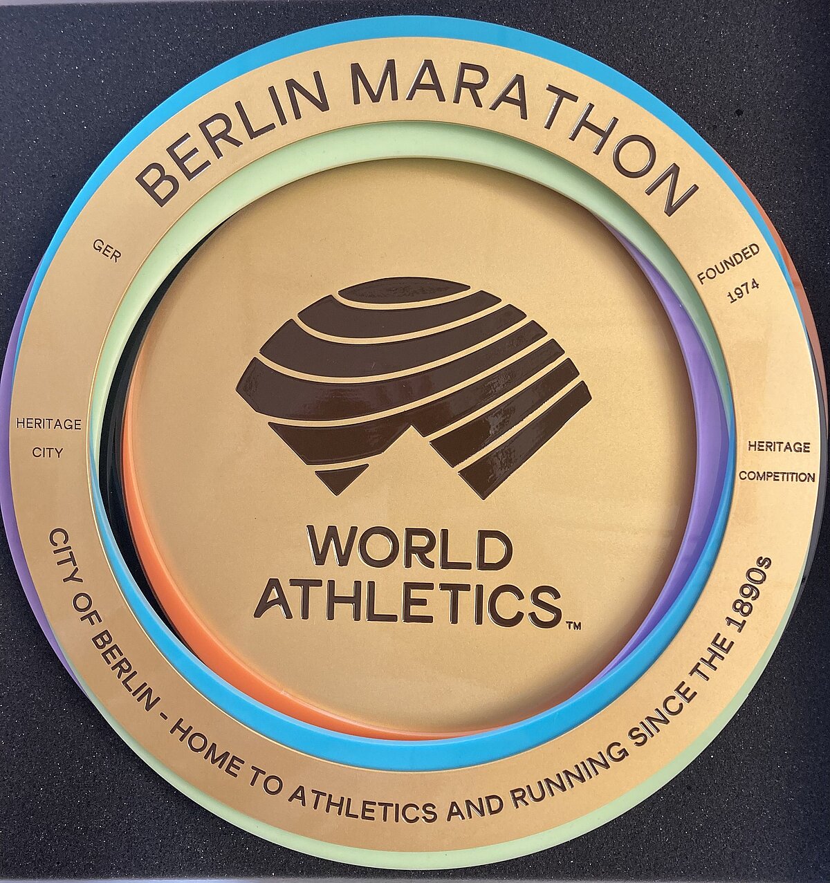 BMW BERLIN-MARATHON: Die Heritage Plaque des Weltverbands der Leichtathletik - World Athletics © SCC EVENTS