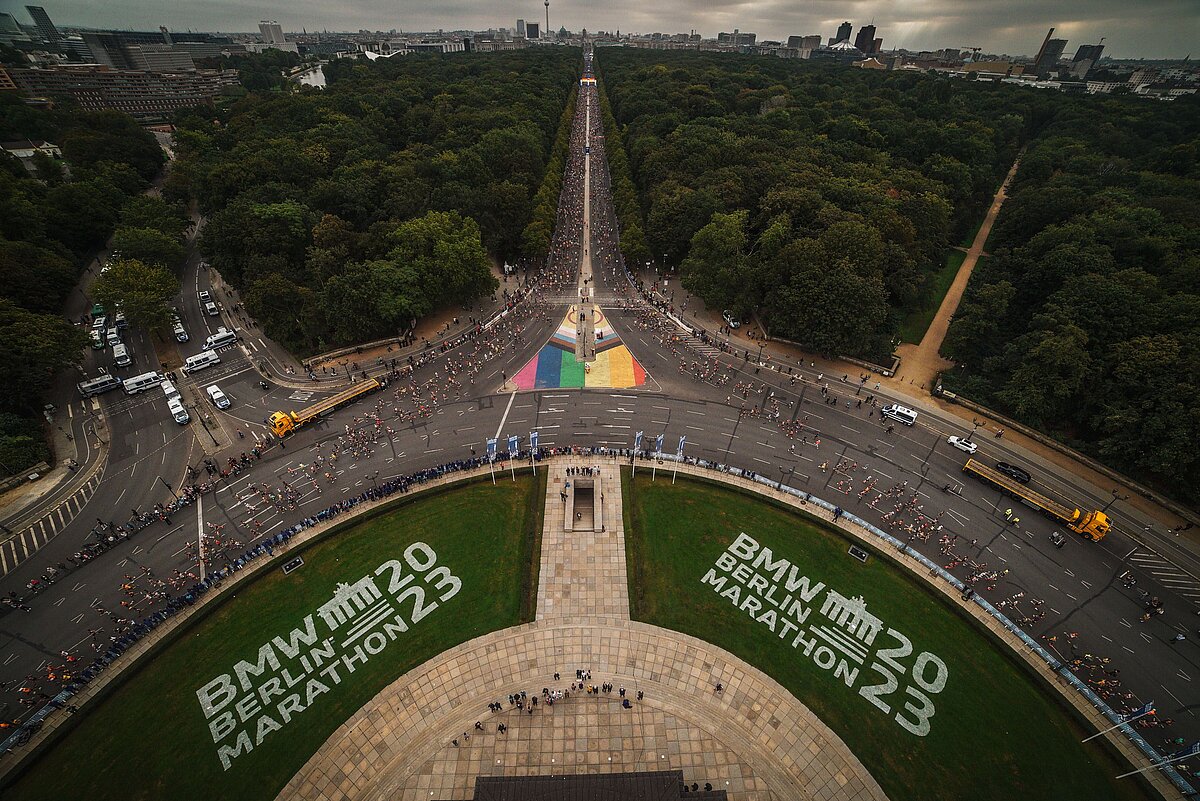 BMW BERLIN-MARATHON 2023: Luftaufnahme der Läufer von der Siegessäule aus © SCC EVENTS / Sportograf