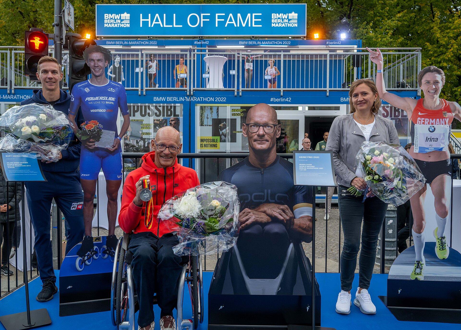 BMW BERLIN-MARATHON: Fotos von Marathonlegenden in Lebensgröße und den dazugehörigen Teilnehmenden © SCC EVENTS / Tilo Wiedensohler