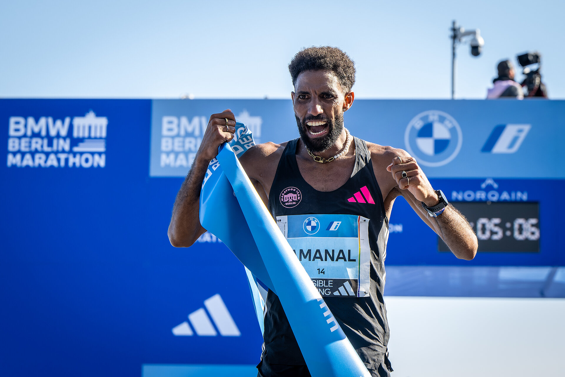 BMW BERLIN-MARATHON: Amanal Petros 2023 cheering at the finish line © SCC EVENTS / Tilo Wiedensohler