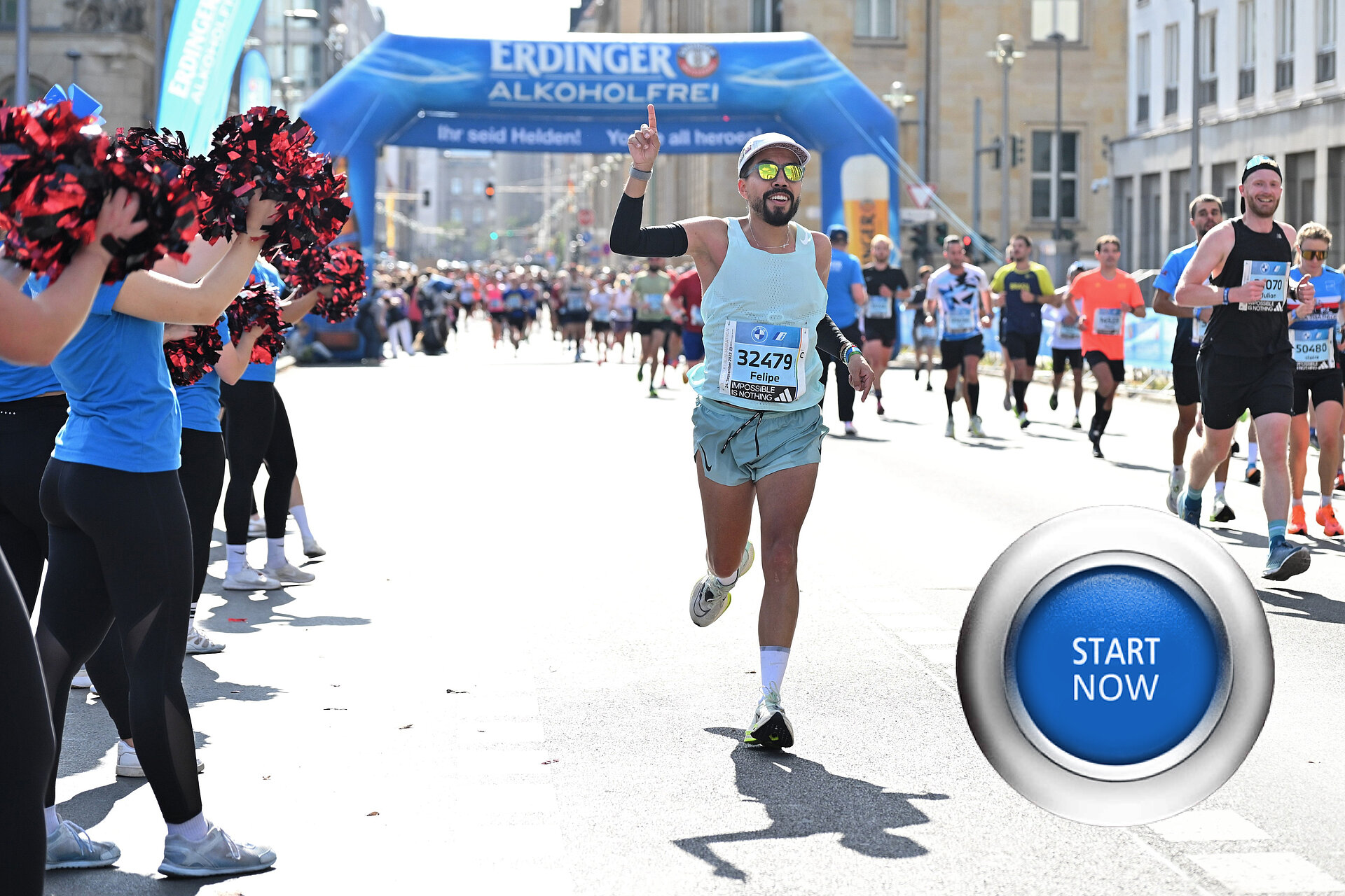 BERLIN-MARATHON raffle: Male participant runs towards the camera with a raised index finger and is cheered on © SCC EVENTS / camera4